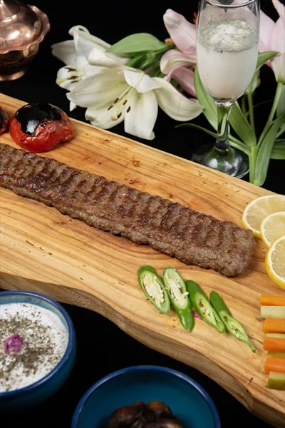 عکس کباب کوبیده روی تخته چوب