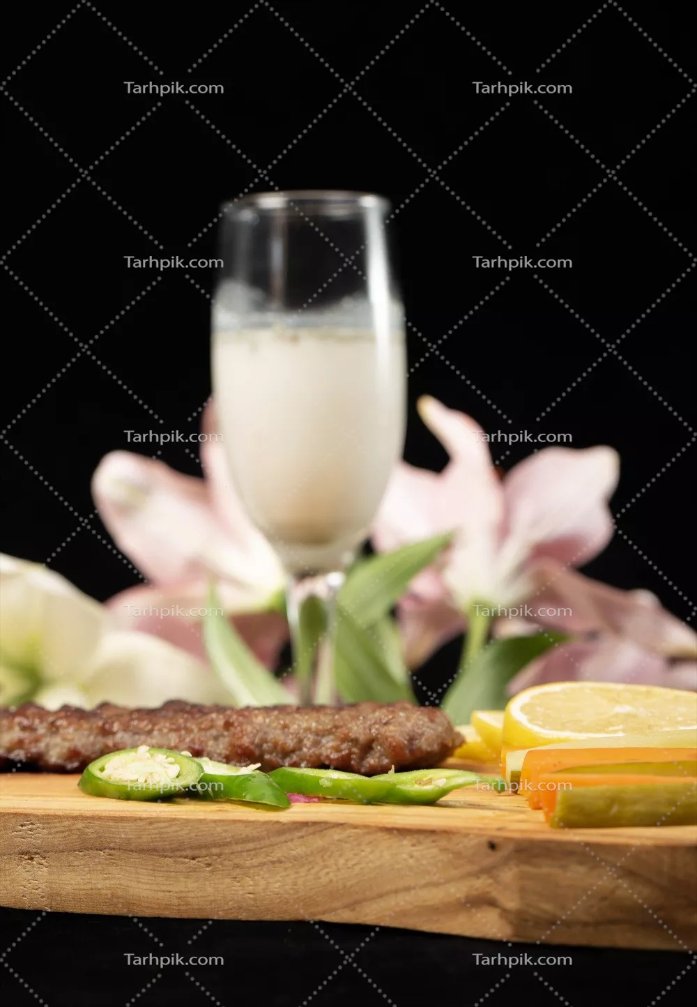 عکس کباب کوبیده با لیوان دوغ