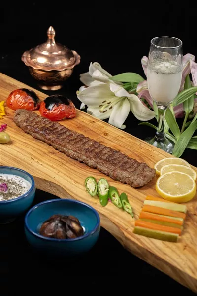 عکس کباب کوبیده: غذای سنتی ایرانی با طعم و عطر بینظیر