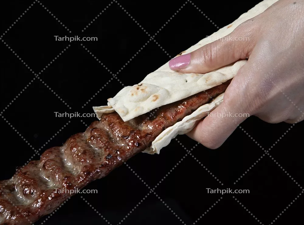 عکس سیخ کباب کوبیده شده داخل نان