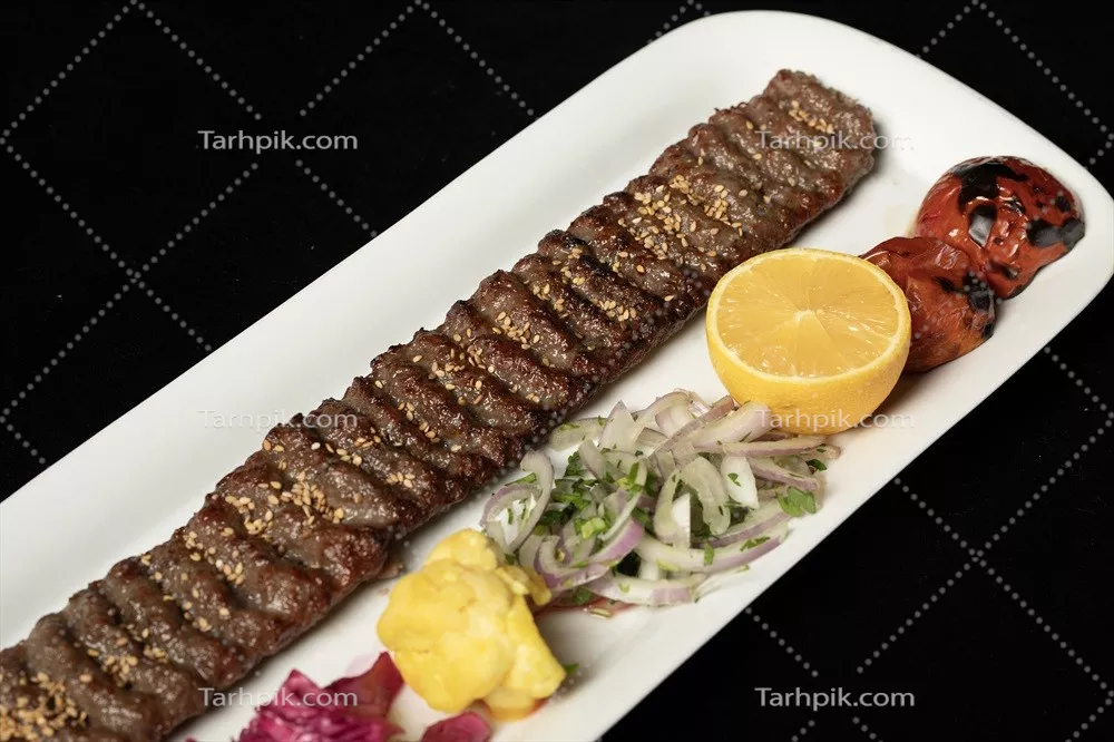 عکس کباب کوبیده با پیاز و ترشی و لیمو و گوجه کبابی