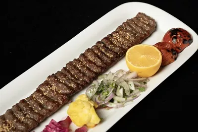 عکس کباب کوبیده با پیاز و ترشی و لیمو و گوجه کبابی