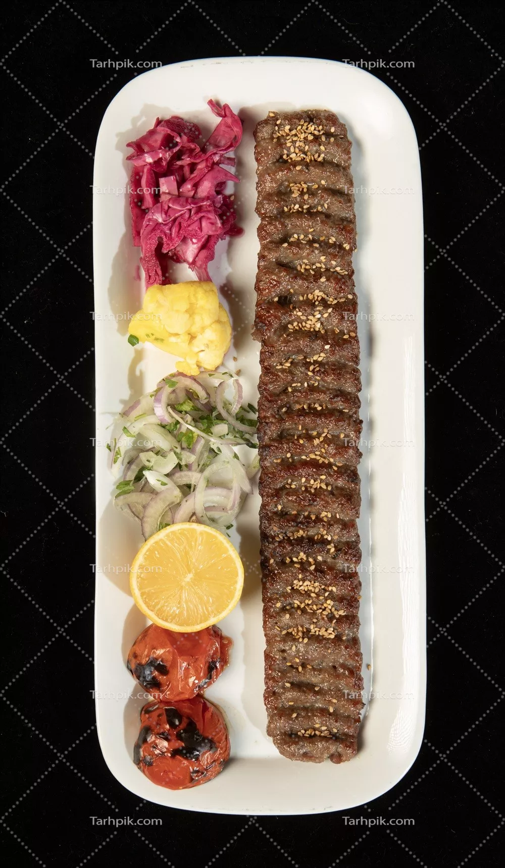 عکس یک سیخ کباب کوبیده مخصوص با دورچین
