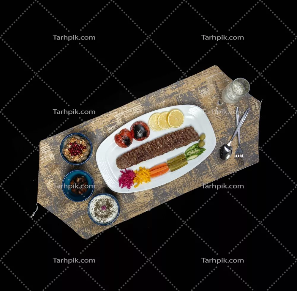 عکس کباب کوبیده روی تخته چوبی با دورچین 