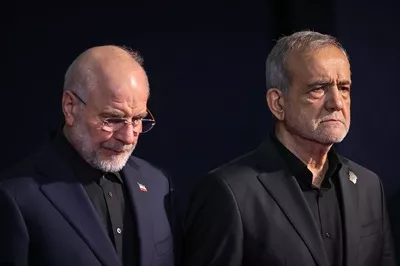 عکس مسعود پزشکیان و محمد باقر قالیباف در مراسم نماز میت شهید سید علی خامنه ای