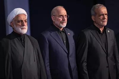 عکس مسعود پزشکیان و محمد باقر قالیباف و غلامحسین محسنی اژه ای  در مراسم نماز میت شهید سید علی خامنه ای