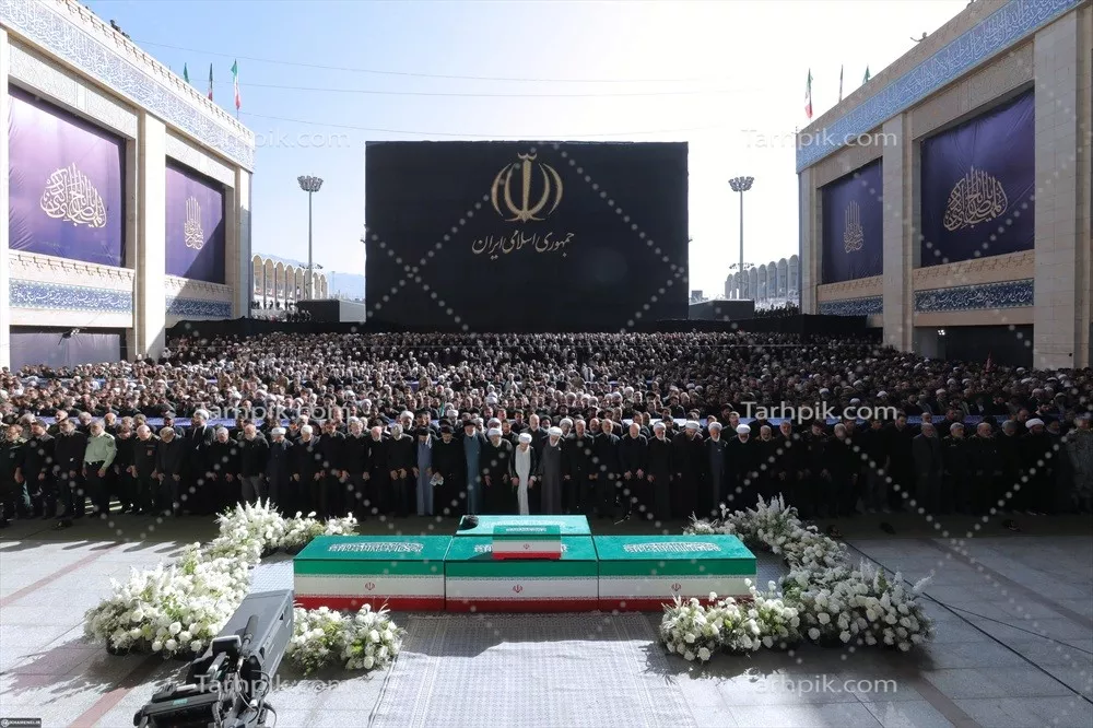 عکس حضور مردم برای نماز میت شهید سید علی خامنه ای در مصلی تهران