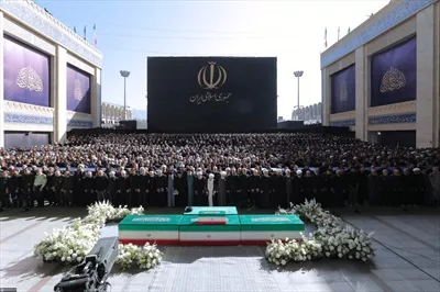 عکس حضور مردم برای نماز میت شهید سید علی خامنه ای در مصلی تهران
