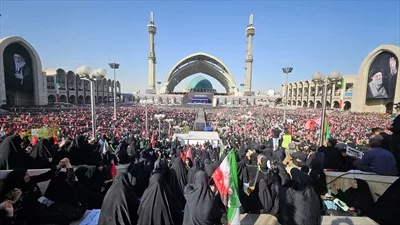 عکس اقامه نماز میت رهبر شهید