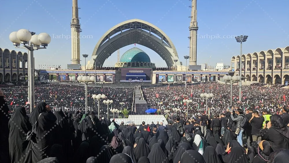 عکس مراسم بدرقه با پیکر رهبر شهید