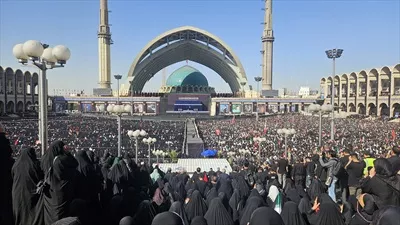 عکس مراسم بدرقه با پیکر رهبر شهید