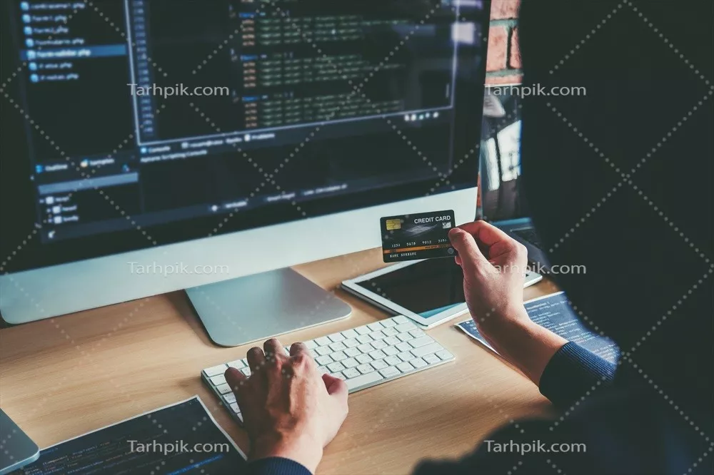 عکس هکر خطرناک با کلاهی سیاه که در حال استفاده از کارت اعتباری برای ورود اطلاعات نادرست است