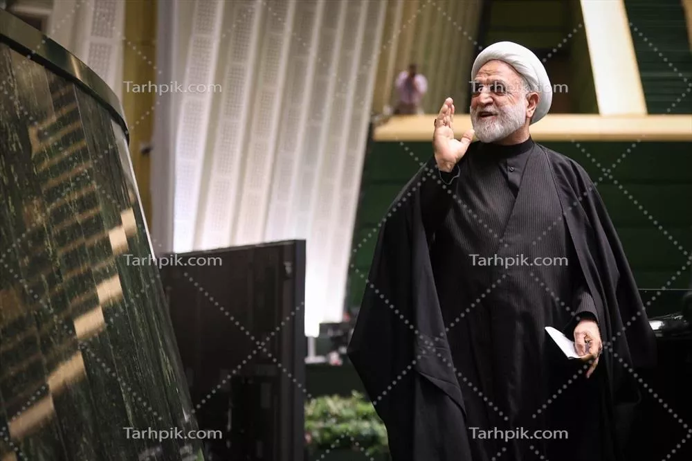 عکس غلامحسین محسنی اژه ای در حال سلام کردن