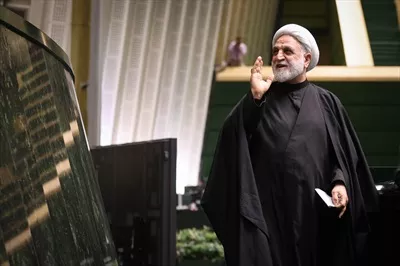 عکس غلامحسین محسنی اژه ای در حال سلام کردن