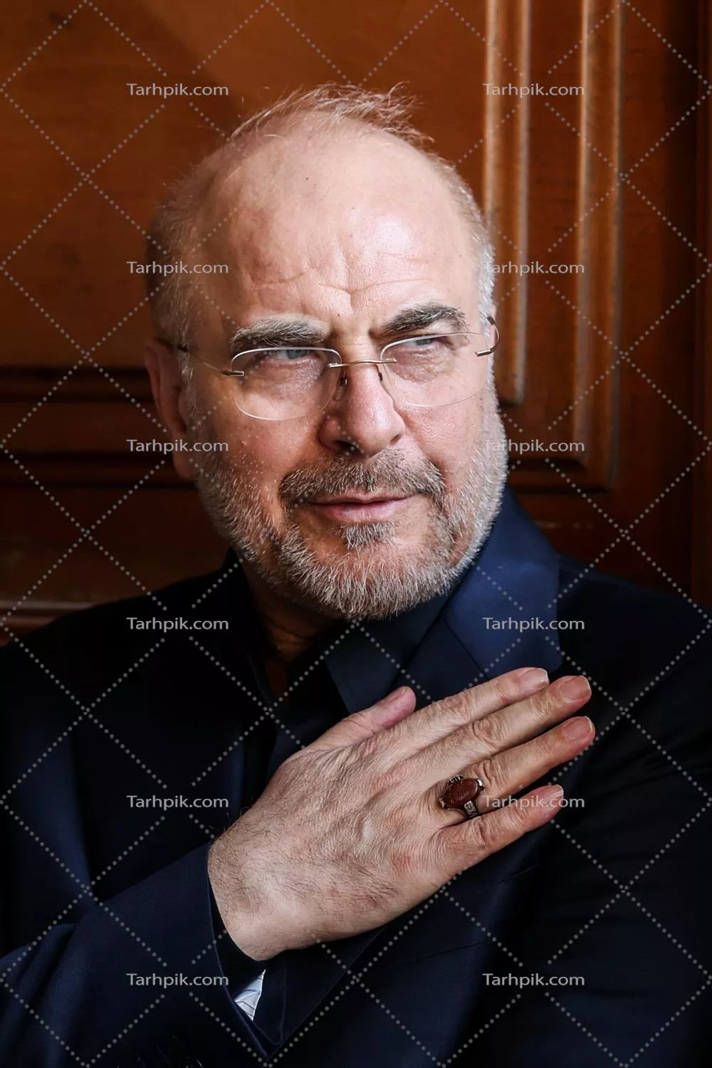 تصویر محمد باقر قالیباف با دست روی سینه