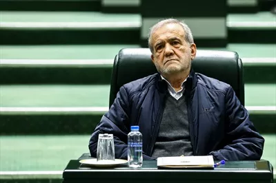 عکس دکتر مسعود پزشکیان نشسته در مجلس