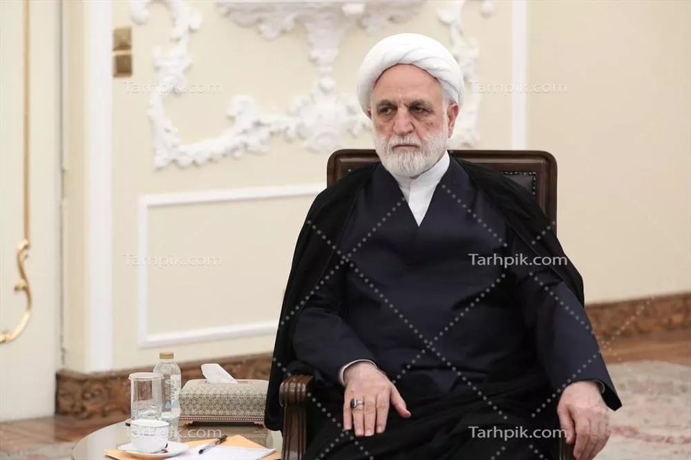 عکس غلامحسین محسنی اژه نشسته روی صندلی 