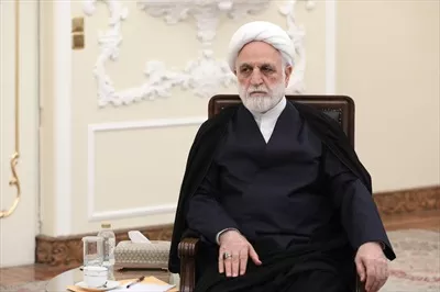 عکس غلامحسین محسنی اژه نشسته روی صندلی