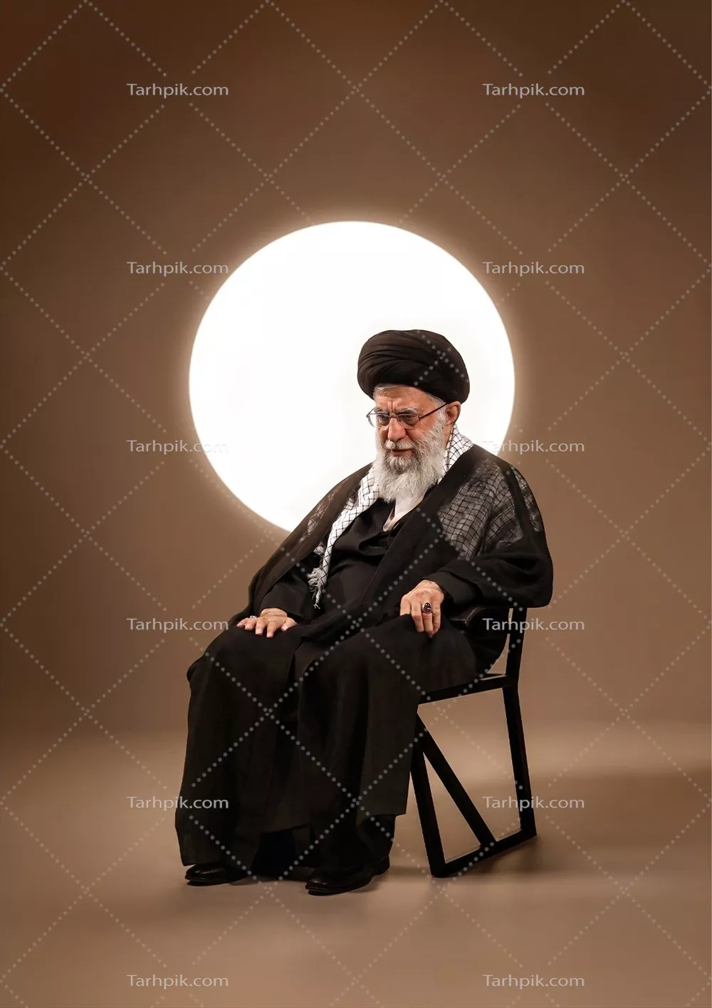 عکس رهبر انقلاب اسلامی، امام خامنه‌ای نشسته روی صندلی