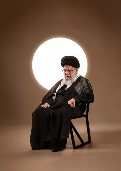 عکس رهبر انقلاب اسلامی، امام خامنه‌ای نشسته روی صندلی