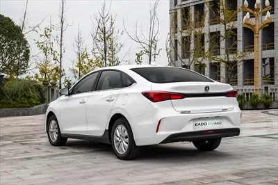 عکس نمای پشتی ماشین چانگان ایدو EV460 با جزییات کامل