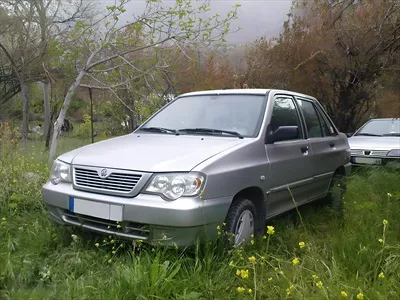 عکس سایپا 132 بر روی چمن با زیبایی خاص