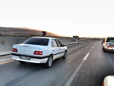 عکس تجربه رانندگی با پژو ۴۰۵ در جادههای ایران