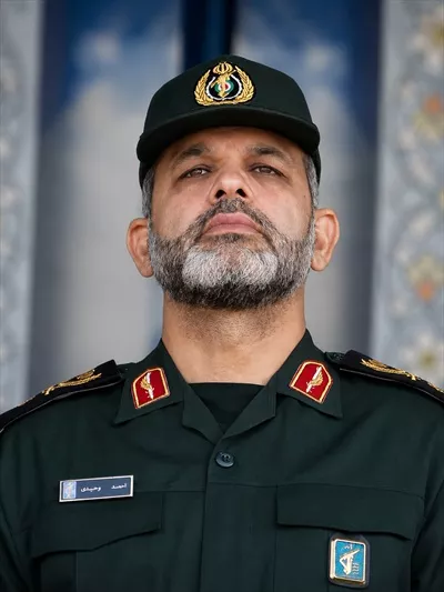 عکس احمد وحیدی فرمانده کل سپاه با تصویر رسمی