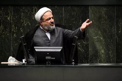 عکس حمید رسایی در صحن مجلس با کیفیت بالا