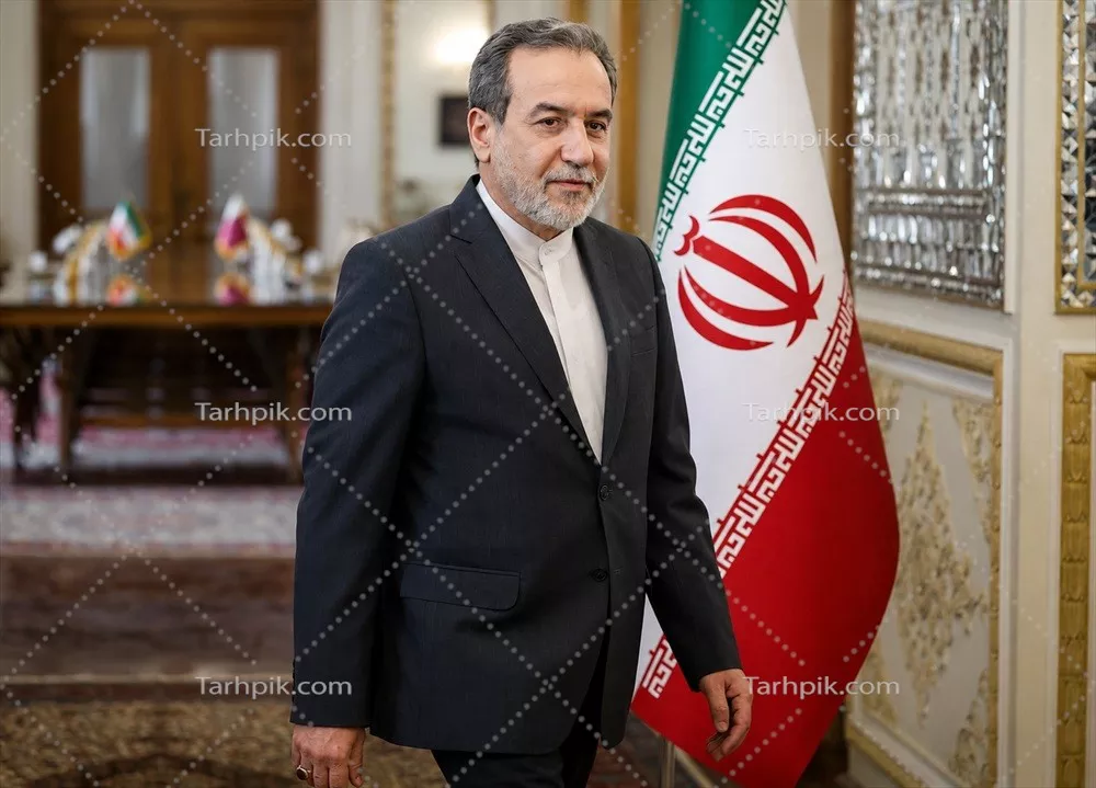 عکس دکتر عراقچی کنار پرچم ایران با طراحی خاص