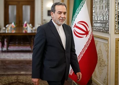 عکس دکتر عراقچی کنار پرچم ایران با طراحی خاص