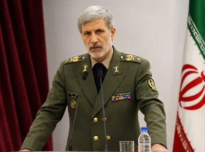 عکس دوربری سرلشکر امیر حاتمی کنار پرچم ایران - نماد ملی