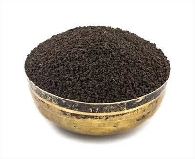 عکس چای سیاه معطر با برگ‌های چای خشک و آزاد
