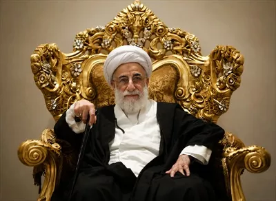 عکس آیت الله جنتی نشسته روی صندلی با کیفیت بالا و جذابیت ویژه