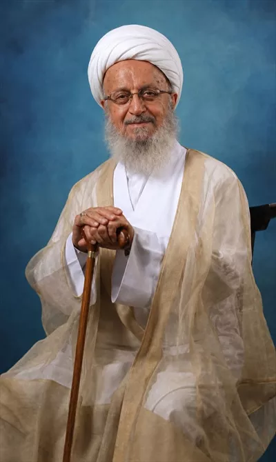عکس آیت الله مکارم شیرازی روی صندلی با کیفیت مناسب برای رسانه ها