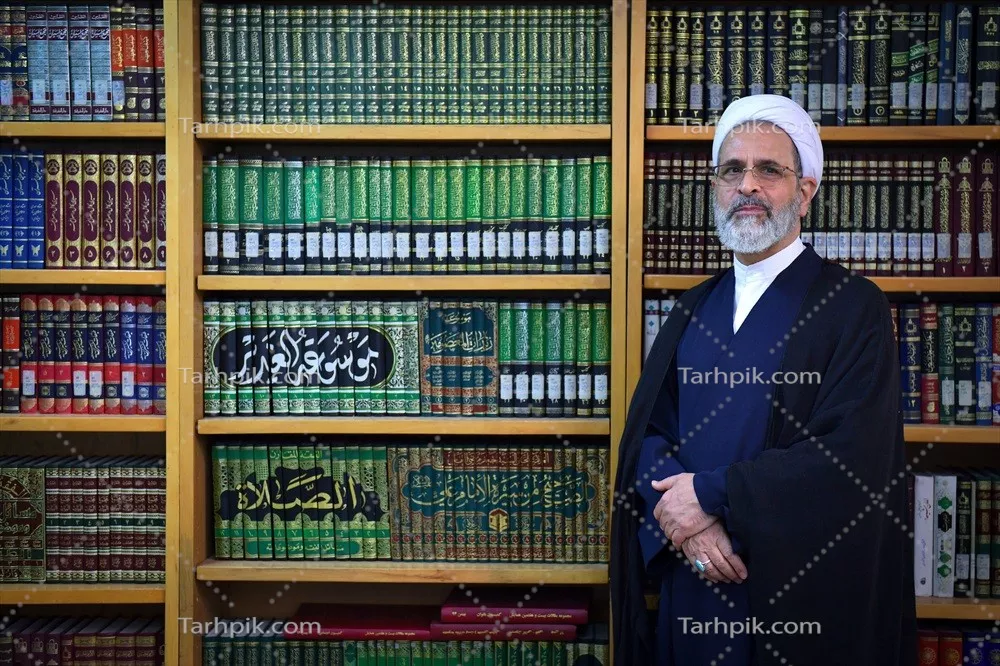 عکس حجت الاسلام علیرضا اعرافی در کتابخانه 