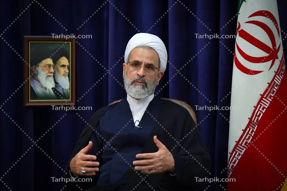 عکس حجت الاسلام اعرافی کنار پرچم ایران