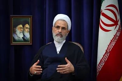 عکس حجت الاسلام اعرافی کنار پرچم ایران