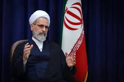 عکس حجت الاسلام و المسلمین اعرافی کنار پرچم با کیفیت
