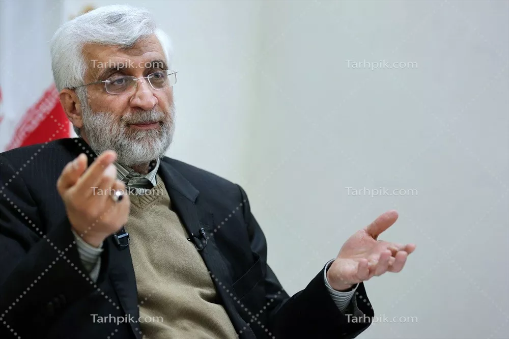 عکس دکتر سعید جلیلی در حال گفتمان درباره مسائل سیاسی