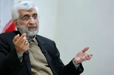 عکس دکتر سعید جلیلی در حال گفتمان درباره مسائل سیاسی