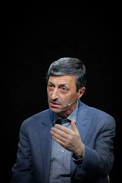 عکس سید پرویز فتاح در پس زمینه مشکی و ویژگی های او