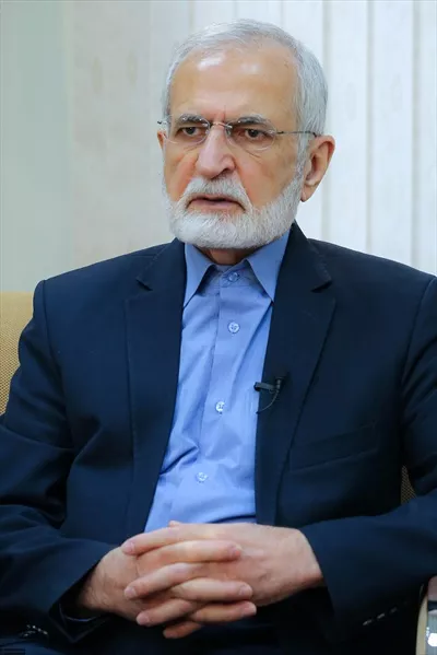 عکس شهید سید کمال خرازی نشسته و یاد و خاطره او