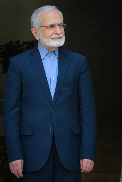 عکس شهید کمال خرازی ایستاده