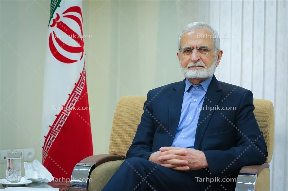 عکس شهید کمال خرازی کنار پرچم ایران و نماد ملی
