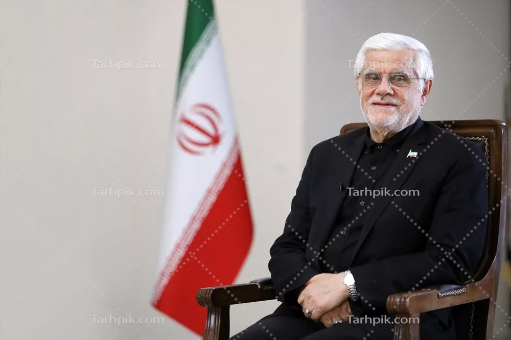 عکس عارف کنار پرچم جمهوری اسلامی ایران و هویت ملی