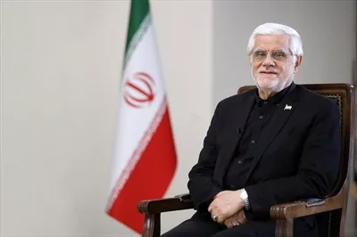 عکس عارف کنار پرچم جمهوری اسلامی ایران و هویت ملی