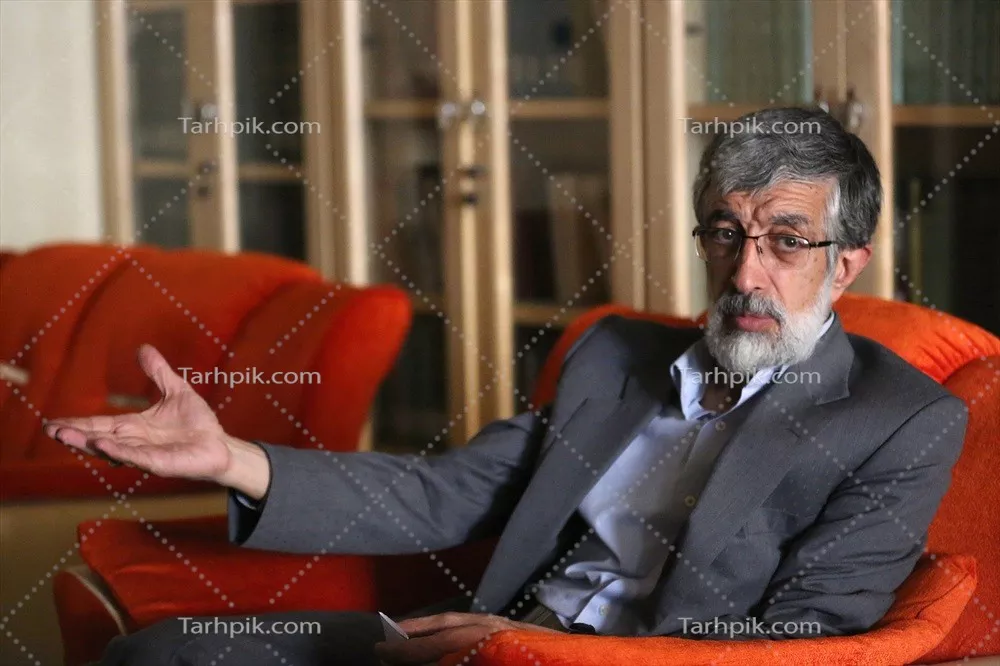 عکس غلامعلی حداد عادل نشسته روی مبل با کیفیت بالا