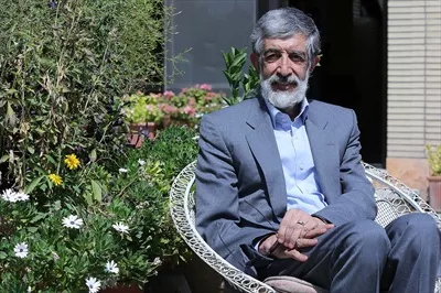 عکس غلامعلی حدادعادل کنار باغچه گل با کیفیت بالا