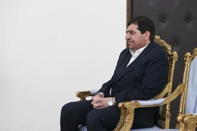 عکس محمد مخبر نشسته روی صندلی با کیفیت بالا و وضوح عالی
